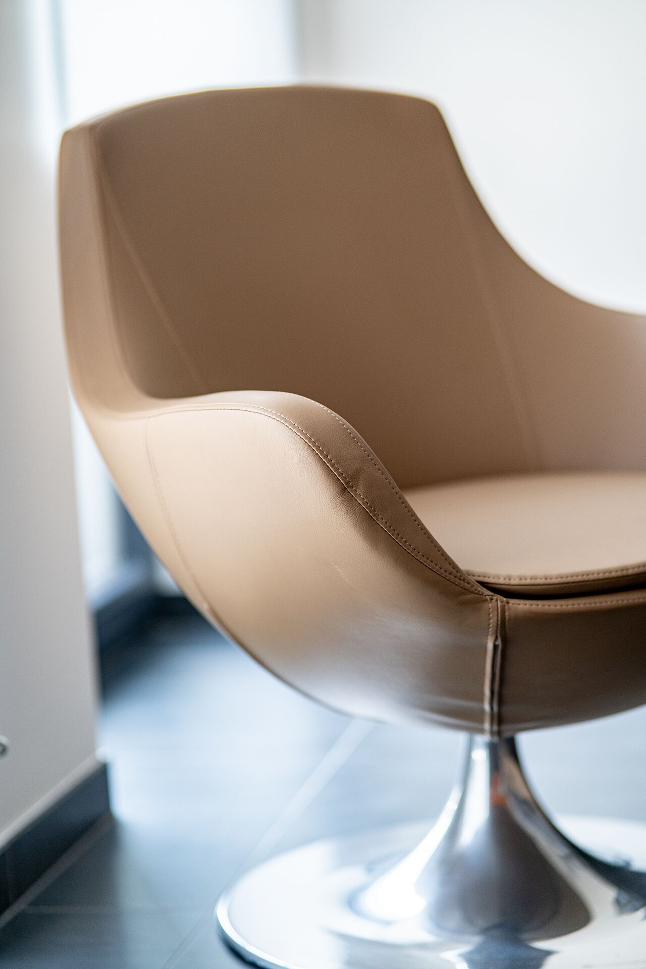 Una silla moderna con base metálica.