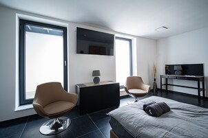 Artículos del minibar gratis y tabla de planchar con plancha 