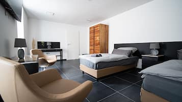 Minibar (mit einigen kostenlosen Artikeln), Bügeleisen/Bügelbrett