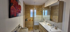 Shower, hair dryer - LE FLOREAL Apartment 75 m² - 2 Bedrooms - Sleeps 4 (Bandol)