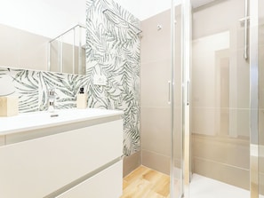 Dusche, Haartrockner, Bidet, Handtücher