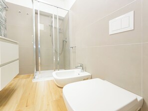 Shower, hair dryer, bidet, towels - Riva Real Estate - Lake Central Suite (Lecco)