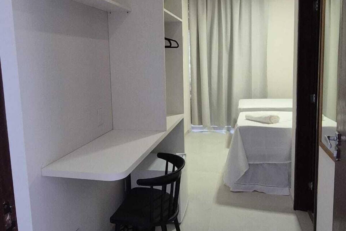 Chambre simple | Bureau, espace de travail pour ordinateurs portables