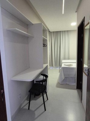 Chambre simple | Bureau, espace de travail pour ordinateurs portables