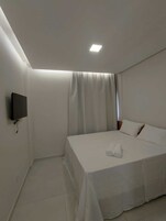 Quarto casal básico | Escrivaninha, espaço de trabalho para notebook, Wi-Fi de cortesia