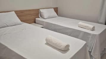 Habitación básica con 2 camas individuales | Escritorio, espacio para trabajar con laptop y wifi gratis