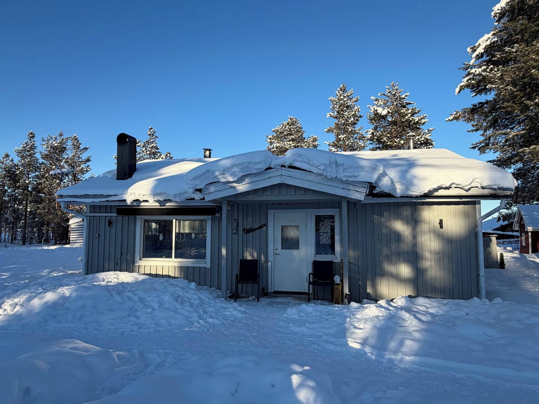 Hus, 2 soverom, peis, hageutsikt