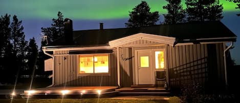 Casa, 2 quartos, lareira, vista para o jardim | Detalhe da fachada