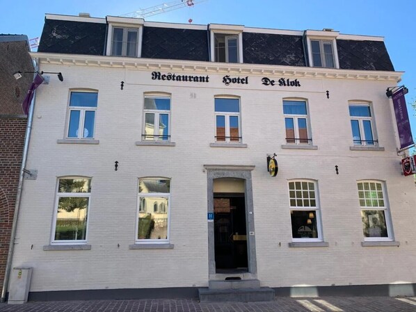 A white building with a sign reading "Restaurant Hotel De Kloek." - Hotel Brasserie de Klok (Zutendaal)