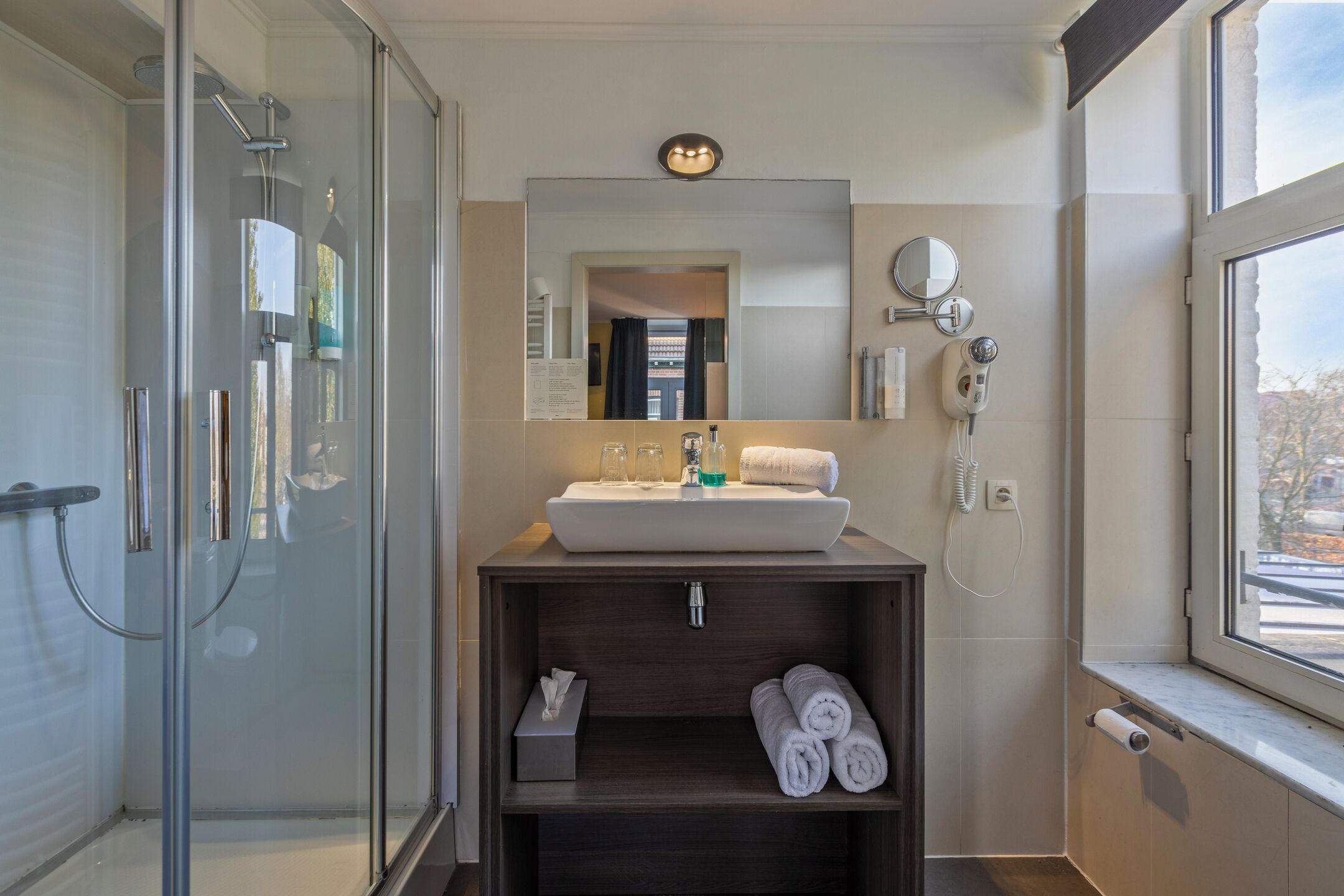 Economy Double Room | Bathroom | Hair dryer, towels, soap, shampoo