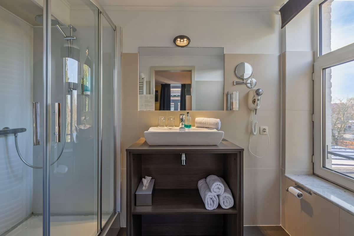 Economy Double Room | Bathroom | Hair dryer, towels, soap, shampoo
