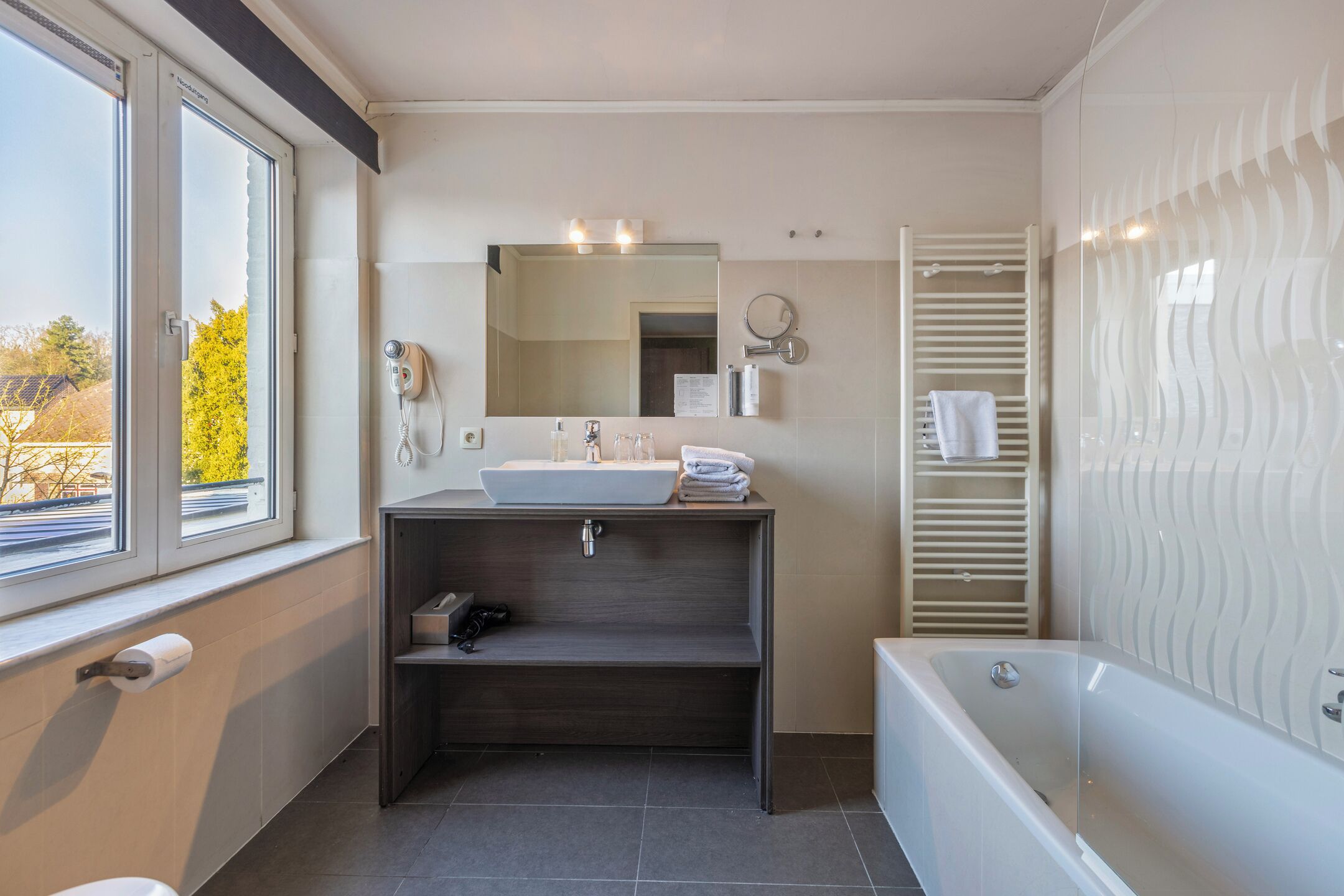 Habitación Confort doble | Baño | Secador de pelo, toallas, jabón y champú