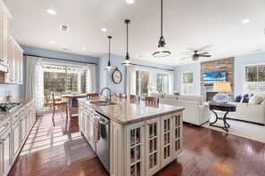 Microwave, dishwasher, coffee/tea maker - Bay Forest House, Very large home (Ocean View)