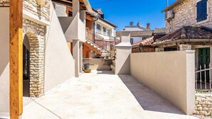 A narrow alleyway between buildings with stone walls and a tiled roof. - Holiday Apartment Toronda (Vrvari-Poreč)