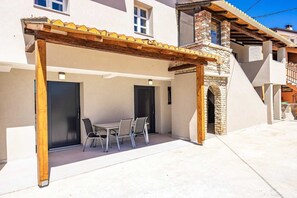 Outdoor dining - Holiday Apartment Kozada (Vrvari-Poreč)