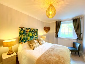 1 bedroom, individually decorated, individually furnished, free WiFi - Meadfoot Bay Apartment at Hesketh Crescent (Torquay)