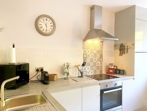 Private kitchen - Meadfoot Bay Apartment at Hesketh Crescent (Torquay)