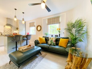 Living area - Meadfoot Bay Apartment at Hesketh Crescent (Torquay)