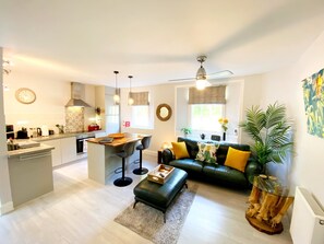 Living area - Meadfoot Bay Apartment at Hesketh Crescent (Torquay)