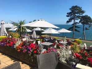 Outdoor dining - Meadfoot Bay Apartment at Hesketh Crescent (Torquay)