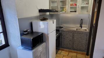 Een koelkast, een microgolfoven, een oven, een kookplaat