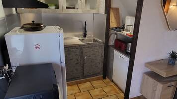 Een koelkast, een magnetron, een oven, een kookplaat