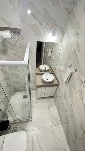 อพาร์ทเมนท์, 2 ห้องนอน, พร้อมสิ่งอำนวยความสะดวกสำหรับผู้พิการ, วิวสวน | ห้องน้ำ
