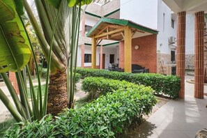 Property grounds - Stylish studio with private terrace & pool - close to the beach & comfortable (M'bour)