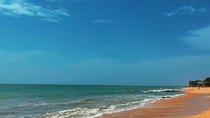 Sur la plage, chaise longue