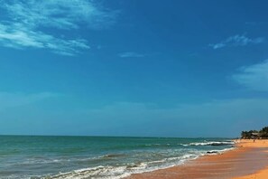 On the beach, sun-loungers - Maisonnette with swimming pool near the beach (M'bour)