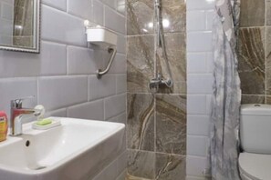 Shower, towels, soap, toilet paper - Maisonnette with swimming pool near the beach (M'bour)