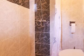 Shower, towels, soap, toilet paper - Charming guesthouse with pool – Close to the beach in Grand Mbour (M'bour)