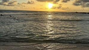 På stranden och solstolar