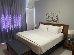 Apartamento conforto, 1 cama King, para não fumantes | Cofres nos quartos, cortinas blackout, quartos à prova de som