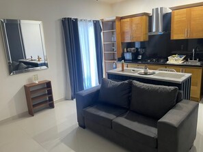 Apartamento conforto, 1 cama King, para não fumantes | Área de estar