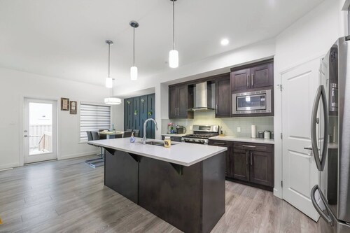 Modern 3BR Home Edmonton Near by Airport