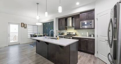 Modern 3BR Home Edmonton Near by Airport