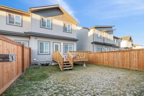 Nhà, 3 phòng ngủ, sân hiên | Ngoại thất