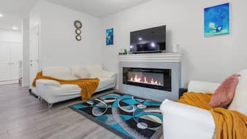 House, 3 Bedrooms, Patio | Living room | Books