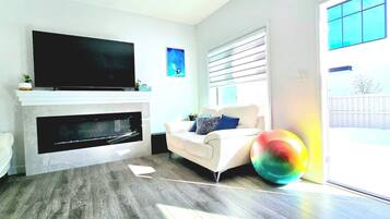 House, 3 Bedrooms, Patio | Living room | Books