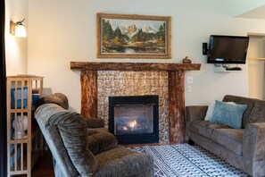 TV, fireplace - Tranquil Cabin 2 “Hemlock” | Riverside | Near Olympic NP (Beaver)