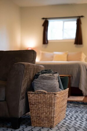 1 bedroom, WiFi, bed sheets - Tranquil Cabin 2 “Hemlock” | Riverside | Near Olympic NP (Beaver)
