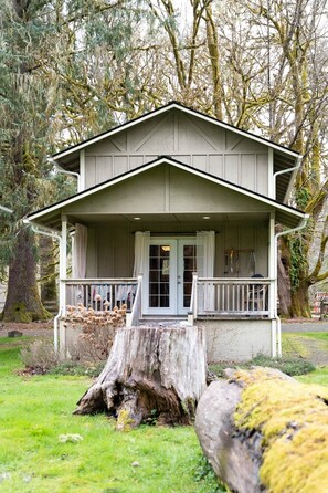 Exterior detail - Tranquil Cabin 2 “Hemlock” | Riverside | Near Olympic NP (Beaver)