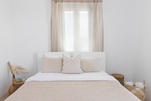 Tabla de planchar con plancha, wifi, ropa de cama