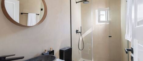 Dusche, Haartrockner, Handtücher, Seife