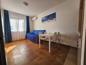 Dining - Vacation apartment with garden and barbecue facilities - Apartment 2 (Valbandon)