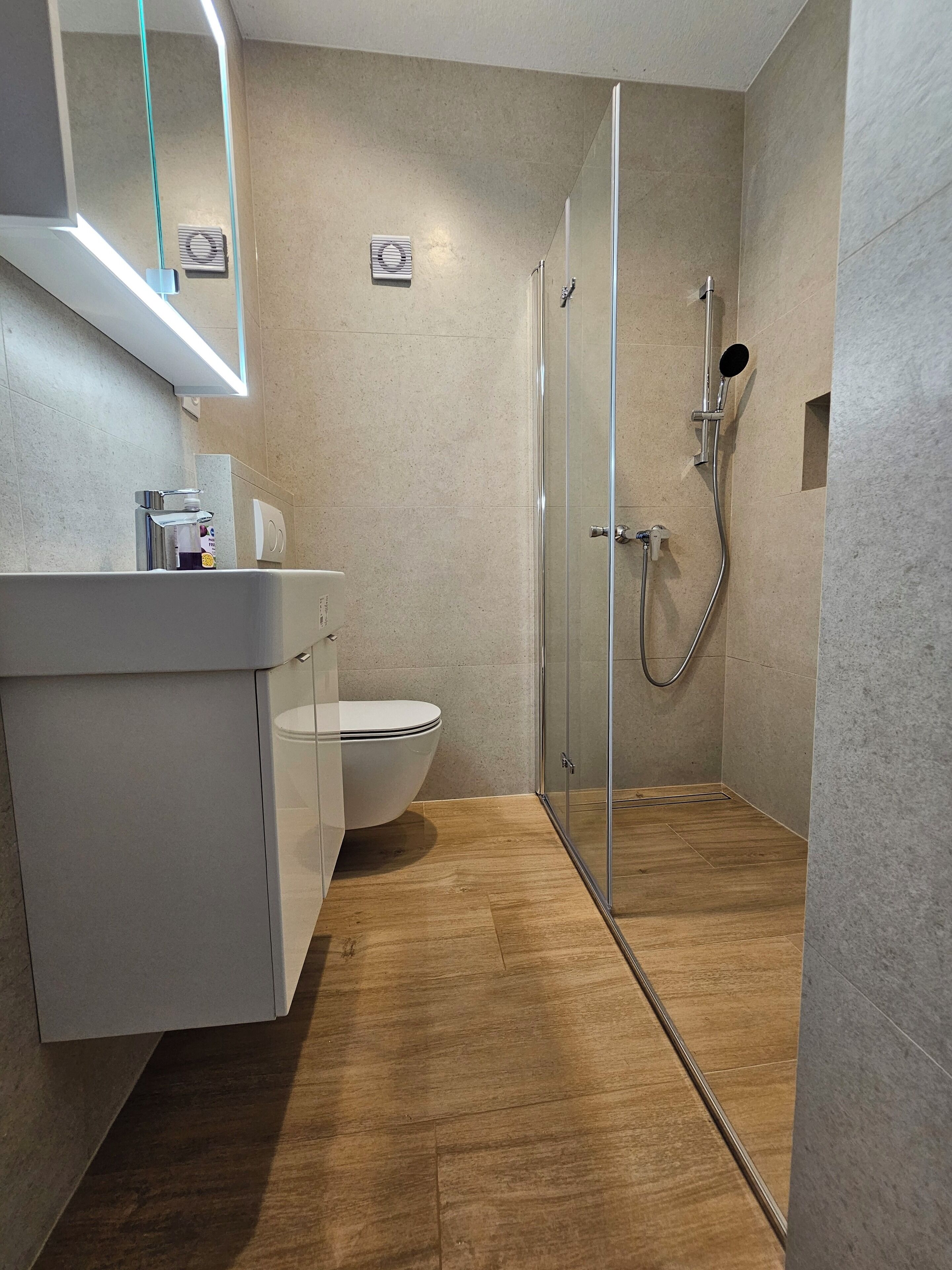 Serviettes fournies, papier de toilette