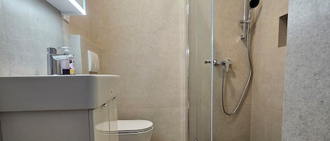 Serviettes fournies, papier de toilette