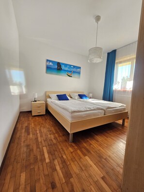 1 bedroom, bed sheets - Vacation apartment with garden and barbecue facilities - Apartment 2 (Valbandon)