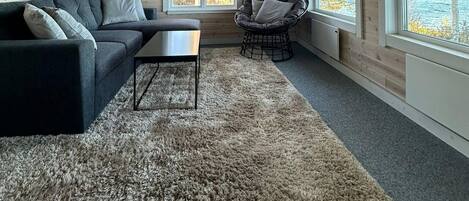 House, Multiple Bedrooms, Garden View | Living area